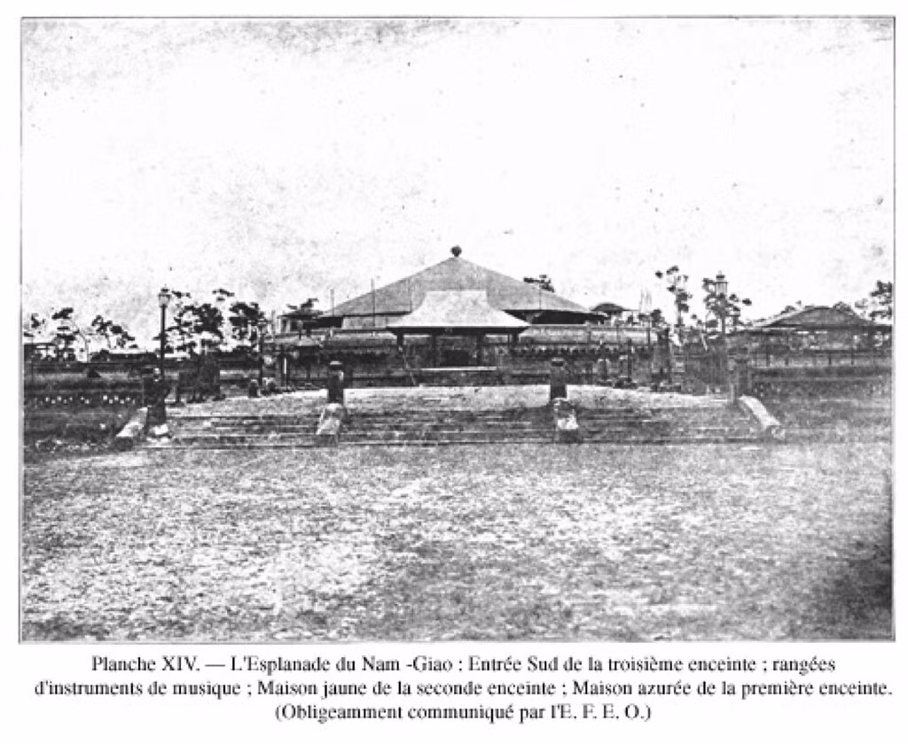 Các bậc thang dẫn lên đàn tế, nơi một căn lán lớn đã được dựng để phục vụ lễ tế đàn Nam Giao.