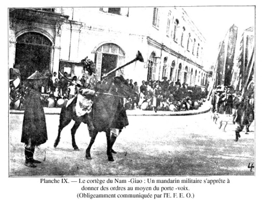 Trên đường phố Huế, vị quan võ dùng loa thông báo cho dân chúng về việc thực hiễn lễ tế đàn Nam Giao thời vua Duy Tân, năm 1915. Hình ảnh được giới thiệu trong tập san "Những người bạn Cố đô Huế", số 2 năm 1915 (Tháng 4-6/1915).