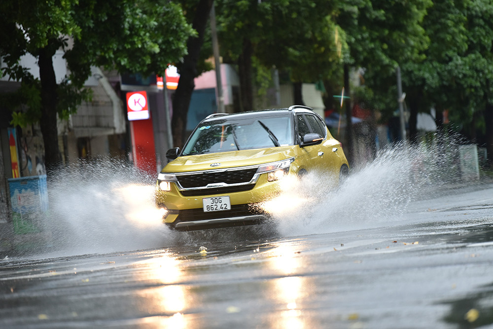 Theo cảnh báo từ giám sát ngập úng của Công ty Thoát nước đến 18h vẫn còn các tuyến phố: Vương Thừa Vũ, Bùi Xương Trạch, Hoa Bằng, Trần Bình (đối diện Viện 198), Phan Văn Trường (cổng chợ), ngã ba Lý Thường Kiệt - Phan Bội Châu còn ngập úng. (Phố Đinh Tiên Hoàng)