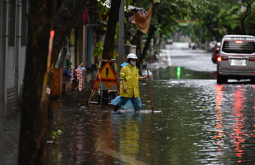 Mưa lớn gây ngập úng ở phố Thợ Nhuộm