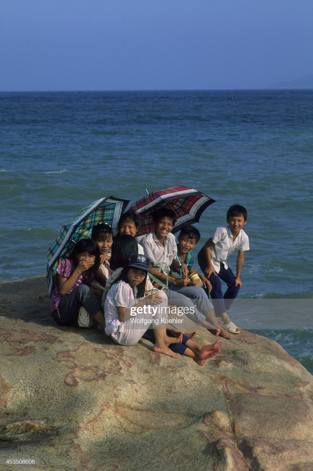 Nhóm thiếu niên tham quan thắng cảnh Hòn Chồng, Nha Trang.