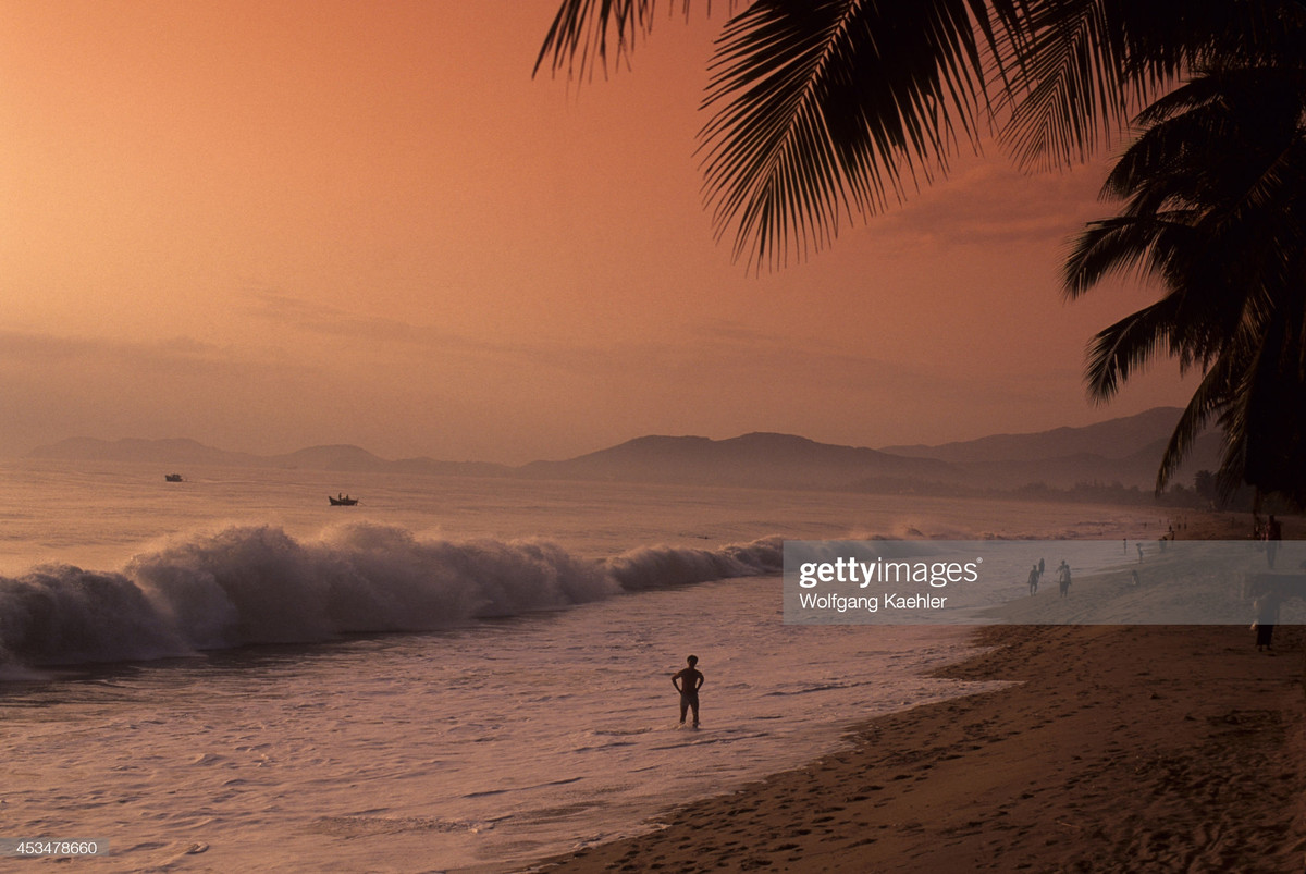 Bình minh trên biển Nha Trang năm 1992. Ảnh: Wolfgang Kaehler / Getty Images.