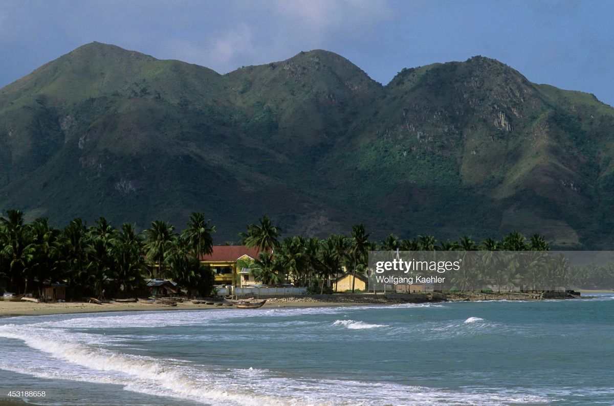 Cảnh biển và núi nhìn từ khu vực Hòn Chồng.