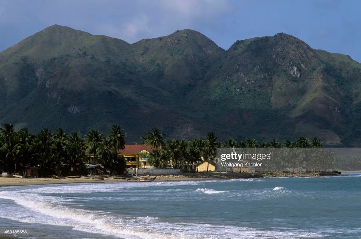 Cảnh biển và núi nhìn từ khu vực Hòn Chồng.