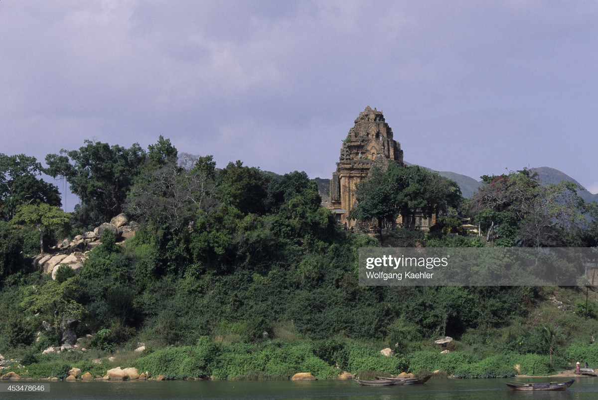 Toàn cảnh đồi Cù Lao và tháp Chăm Po Nagar, di tích lịch sử nổi tiếng của thành phố Nha Trang.