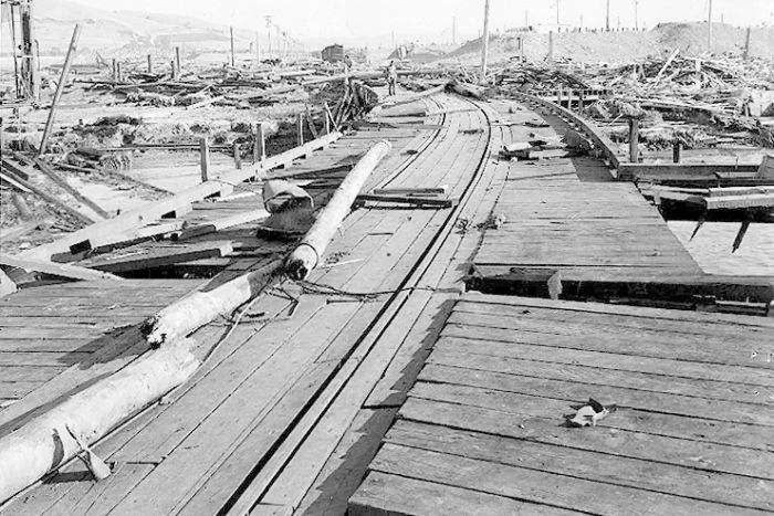 Vào 22h18, một trong số hai tàu này đã phát nổ, kích hoạt một loạt các vụ nổ lớn kéo dài trong vòng vài giây, hủy diệt mọi thứ trong một bán kính rộng lớn. Khi đó, hàng trăm công nhân đã đang làm việc ở cảng.