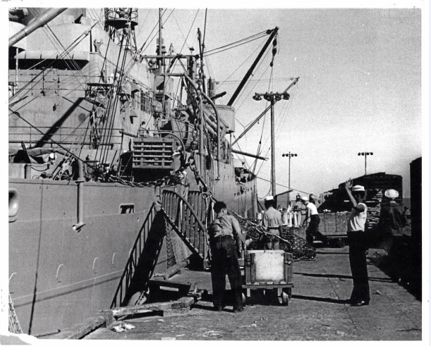 Vào tối ngày 17/7/1944, hai tàu buôn SS Quinault Victory và SS E.A. Brya tiến hành chất hàng tại Cảng Chicago. Khoang tàu chứa đầy 4.600 tấn chất dễ phát nổ, gồm bom, thùng nổ sâu và đạn. 400 tấn thuốc nổ khác cũng nằm ở gần đó, trên các toa tàu.