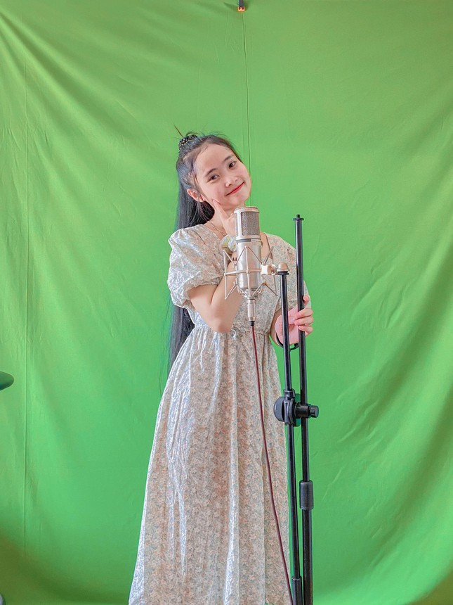 Nu sinh Nghe An la Dang vien mo uoc tro thanh nghe si hat dan-Hinh-2