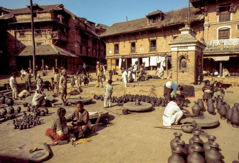 Các thợ gốm chế tác đồ gốm tại một quảng trường nhỏ ở thành phố Kathmandu.