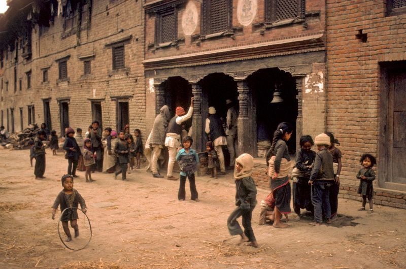 Trẻ em trên đường phố Kathmandu năm 1976. Một đặc trưng khác của thành phố thời điểm này là các cửa hàng không có bảng hiệu, trên đường không có biển báo giao thông, theo tác giả Kevin Kelly.