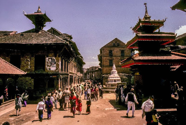 Đường phố ở trung tâm Kathmandu, Nepal năm 1976. Lúc này, dường như toàn thành phố không có sự hiện diện của các phương tiện đi lại, kể cả loại thô sơ như xe đạp, tác giả bộ ảnh cho biết. Ảnh: Kevin Kelly/ Flachbak.