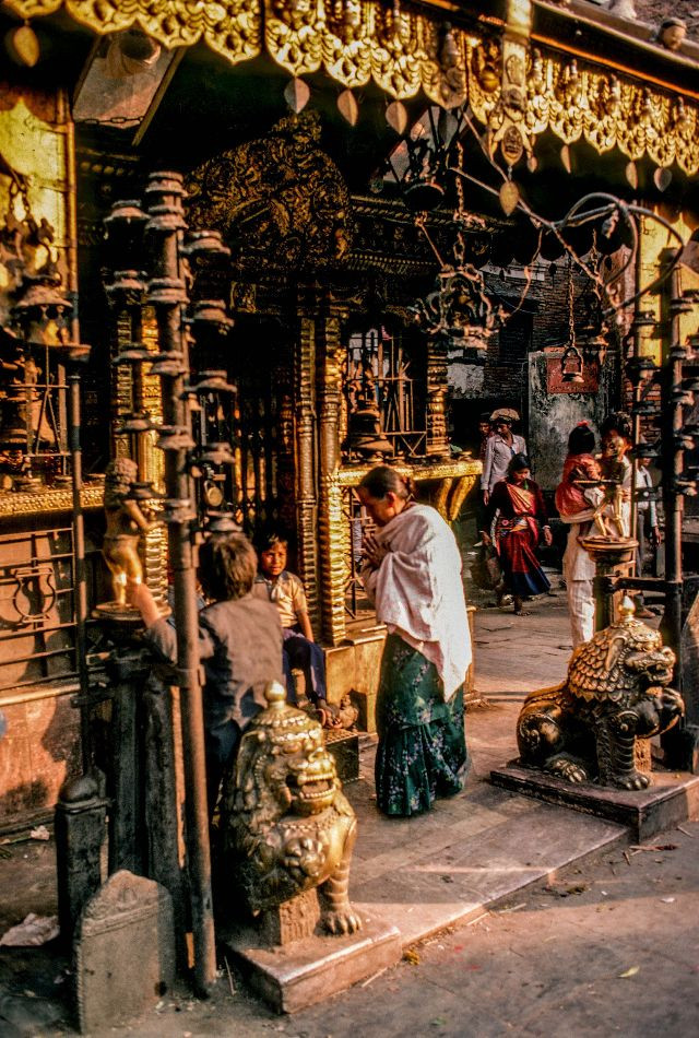 Lối vào của ngôi đền được trang hoàng cầu kỳ.