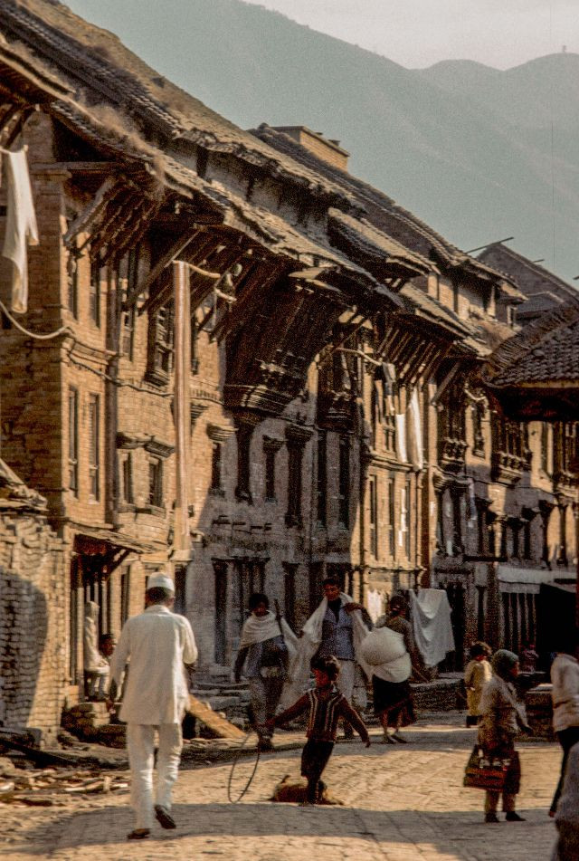 Những ngôi nhà cổ kính trên một con phố.