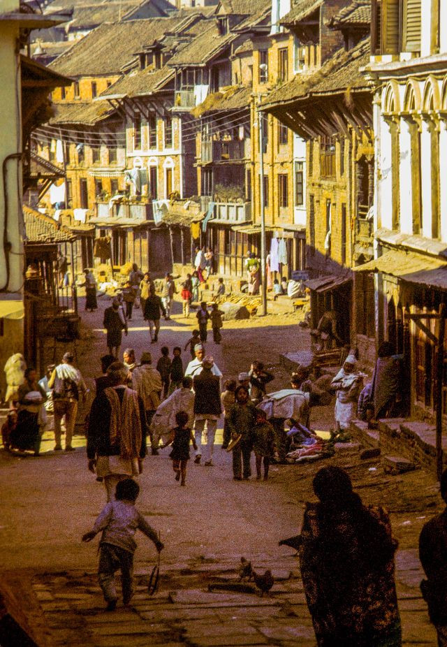 Người dân đi bộ trên đường phố giờ cao điểm, không có bóng dáng các loại xe cộ.