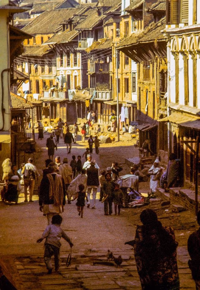 Người dân đi bộ trên đường phố giờ cao điểm, không có bóng dáng các loại xe cộ.