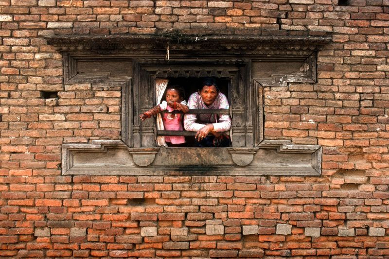 Ô cửa số được xây dựng cầu kỳ ở một ngôi nhà cổ.