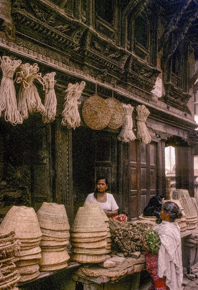 Quầy hàng bán các món đồ đan bện thủ công.