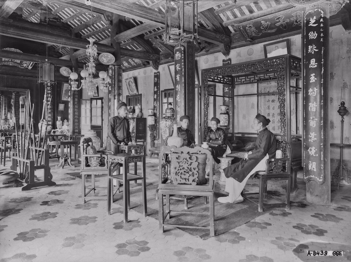 Cuộc họp mặt trong phòng khách xa hoa của một viên quan địa phương.