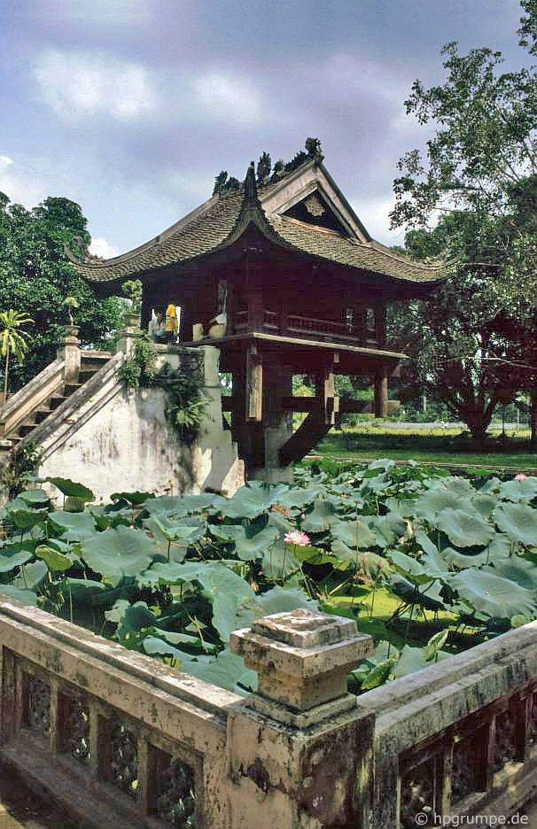 Một hình ảnh khác về chùa Một Cột năm 1991.