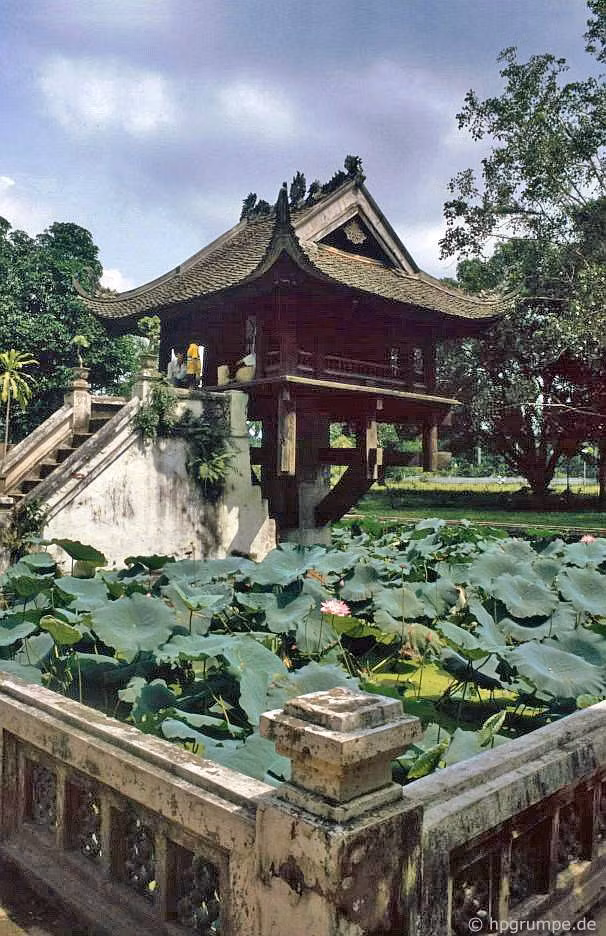 Một hình ảnh khác về chùa Một Cột năm 1991.