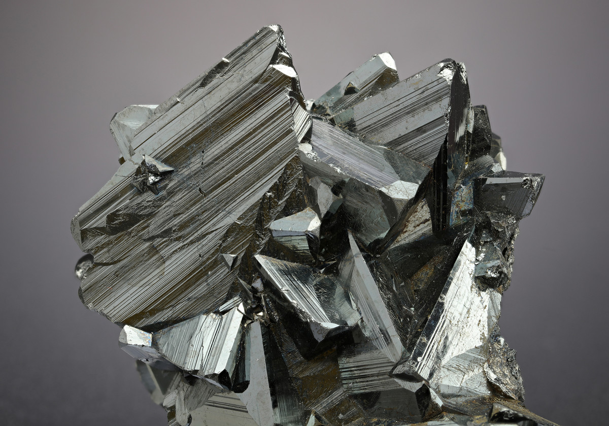 Tetrahedrite là sunfua đồng, sắt và antimon. Nó được đặt tên dựa theo những tinh thể hình tứ diện (bốn mặt hình tam giác).