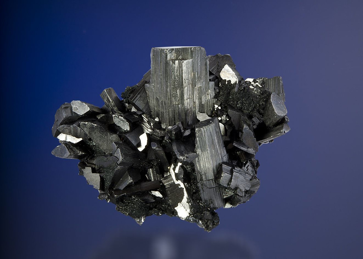 Enargite là sunfua của đồng và asen. Tinh thể của khoáng vật này thường nhỏ, dạng phiến mỏng hoặc hình lăng trụ, màu đen đến xám.