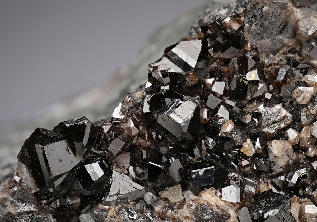 Cassiterite là ôxit thiếc tồn tại chủ yếu dưới dạng các hạt nhỏ giữa những hạt cát, san, sỏi sông, nhưng cũng có thế gặp ở dạng tinh thể bốn phương. Khoáng vật màu đen này gần như là nguồn cung cấp thiếc duy nhất.