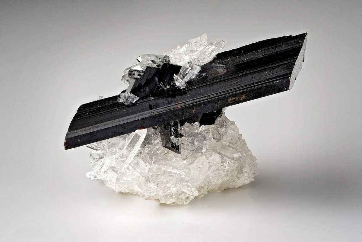 Hubnerite là volframat sắt mangan có màu từ đỏ sậm đến đen. Đây là nguồn cung cấp chủ yếu vonfram, một kim loại được dùng trong hợp kim thép, chất mài mòn và bóng đèn.