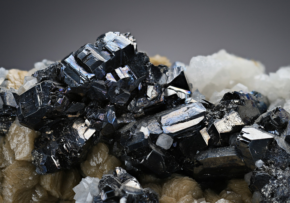 Bournonite là sunfua của chì, đồng và antimon. Tinh thể của nó có dạng từ phiến mỏng đến lăng trụ.