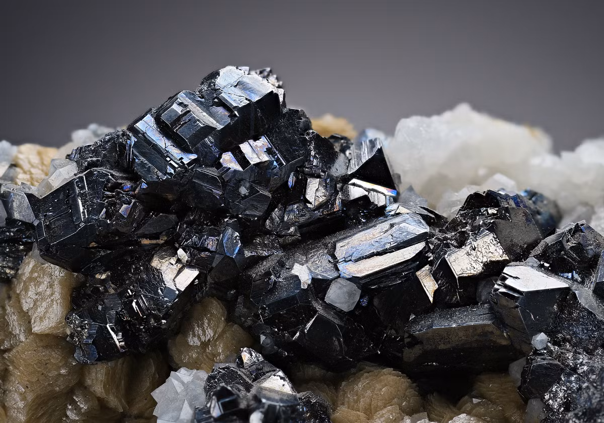 Bournonite là sunfua của chì, đồng và antimon. Tinh thể của nó có dạng từ phiến mỏng đến lăng trụ.