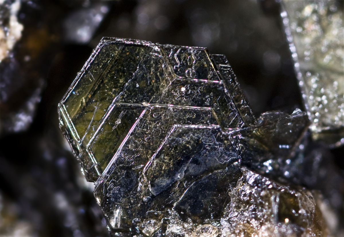 Biotite hay mica đen là một hiđrôxit aluminosilicat magiê sắt kali chứa flo. Nó rất dồi dào trong đá mắc-ma và đá biến chất.