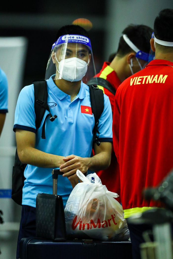 Học trò của ông là tiền vệ Phạm Đức Huy cũng mua thêm ít đồ ăn ở siêu thị, chuẩn bị trước cho chặng bay đêm khá dài tới Doha (Qatar).