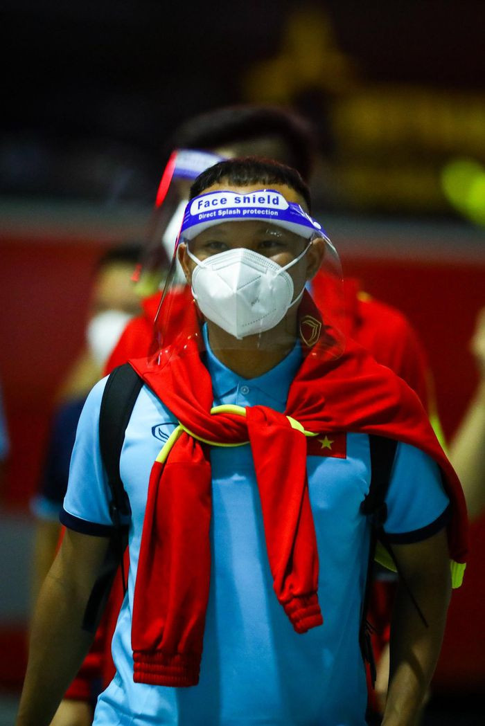 Khoảng 11h ngày 27/8, các tuyển thủ Việt Nam mới có mặt tại sân bay. Đàn anh Nguyễn Trọng Hoàng tỏ ra khá tự tin. Đây là lần đầu tiên tuyển Việt Nam có mặt tại vòng loại thứ ba World Cup khu vực châu Á.