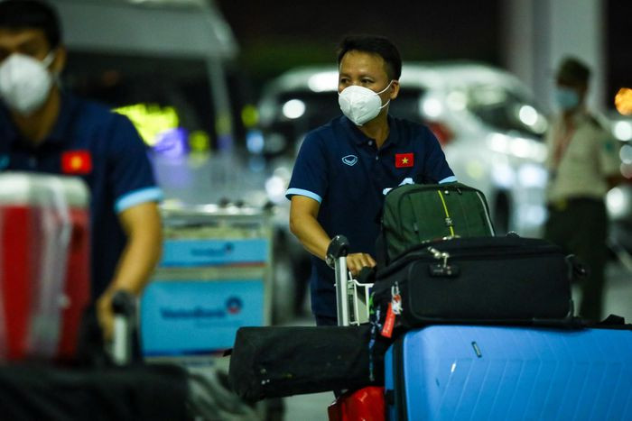 Trước khi các tuyển thủ tới sân bay Nội Bài, nhóm trợ lý đã chuyển hành lý lên trước và thực hiện một số thủ tục.