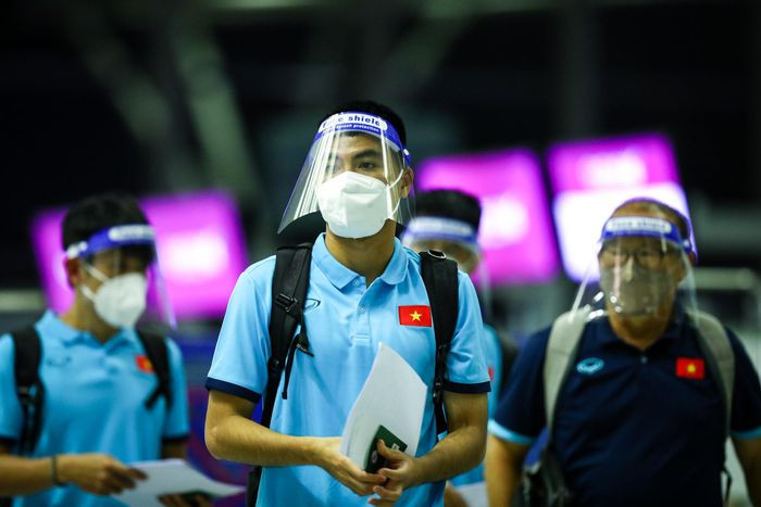 Khoảng 12h, các tuyển thủ hoàn tất thủ tục, tiến vào phòng chờ. Chặng một của tuyển Việt Nam xuất phát lúc 1h50 từ Nội Bài, hạ cánh lúc 5h15 ở Doha (giờ địa phương, Qatar). Chặng hai xuất phát lúc 13h45, đến Saudi Arabia lúc 15h50.