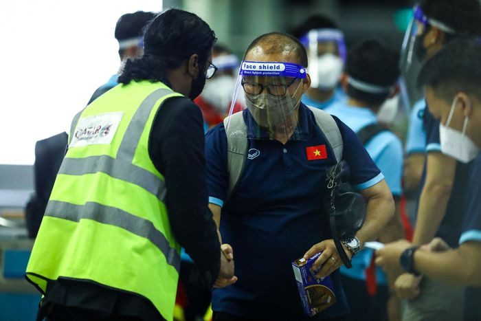 Có tiền trạm và chuẩn bị từ trước, tuyển Việt Nam làm thủ tục khá nhanh. Ông Park mang theo một túi bánh xốp Hàn Quốc.