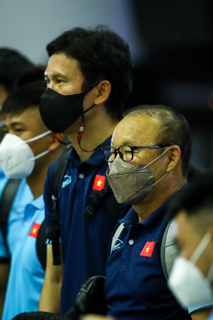 HLV Park Hang-seo có thêm một trợ lý chất lượng ở đợt tập trung này là ông Park Choong-kyun (trái), người đang dẫn dắt CLB Hà Nội, đội bóng đóng góp 6 tuyển thủ trong danh sách 25 người.