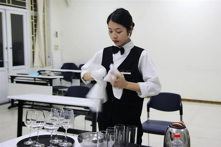 Sinh vien ngheo o Ha Noi chat chiu tung goi my tom ngay gian cach-Hinh-3