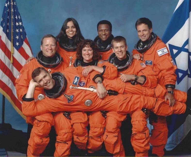 Tuy nhiên, cơ quan này cũng gặp phải những thất bại thảm khốc, chẳng hạn như các thảm họa làm thiệt mạng phi hành đoàn trên tàu con thoi Challenger vào năm 1986 và tàu con thoi Columbia vào năm 2003.