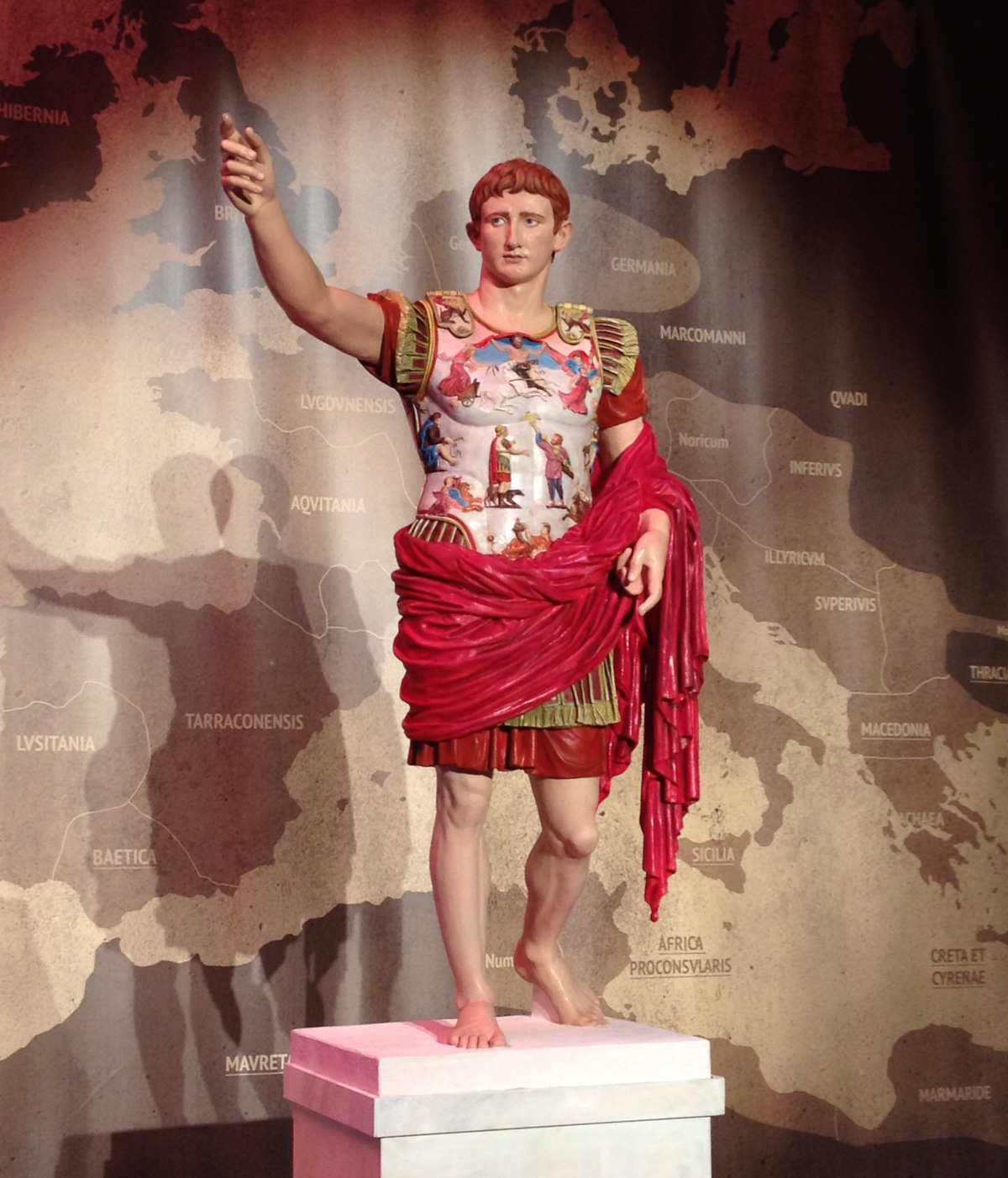 Ở ngoài nước, Augustus lần đầu tiên xây dựng một đội quân thường trực và thi hành một chiến dịch bành trướng mạnh mẽ nhằm tăng cường an ninh, bảo vệ La Mã khỏi “những kẻ man rợ”.