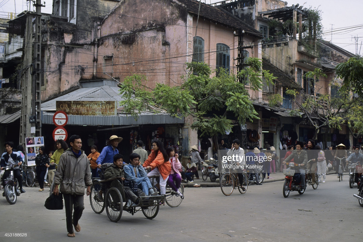 Góc phố Hàng Bạc - Hàng Đào, khu phố cổ Hà Nội năm 1992. Ảnh: Wolfgang Kaehler/ Getty Images.
