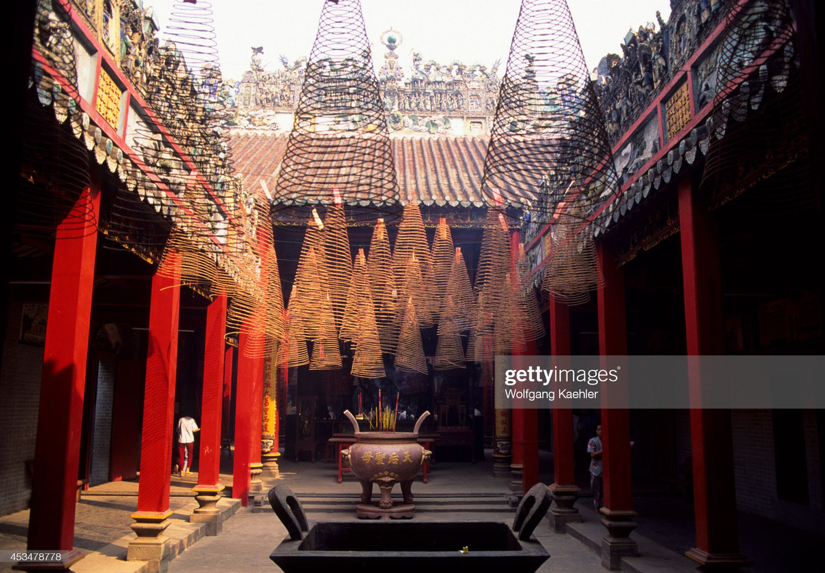 Tại sân trong của chùa Bà Thiên Hậu, ngôi chùa cổ nổi tiếng của người Hoa ở quận 5 TP. HCM.