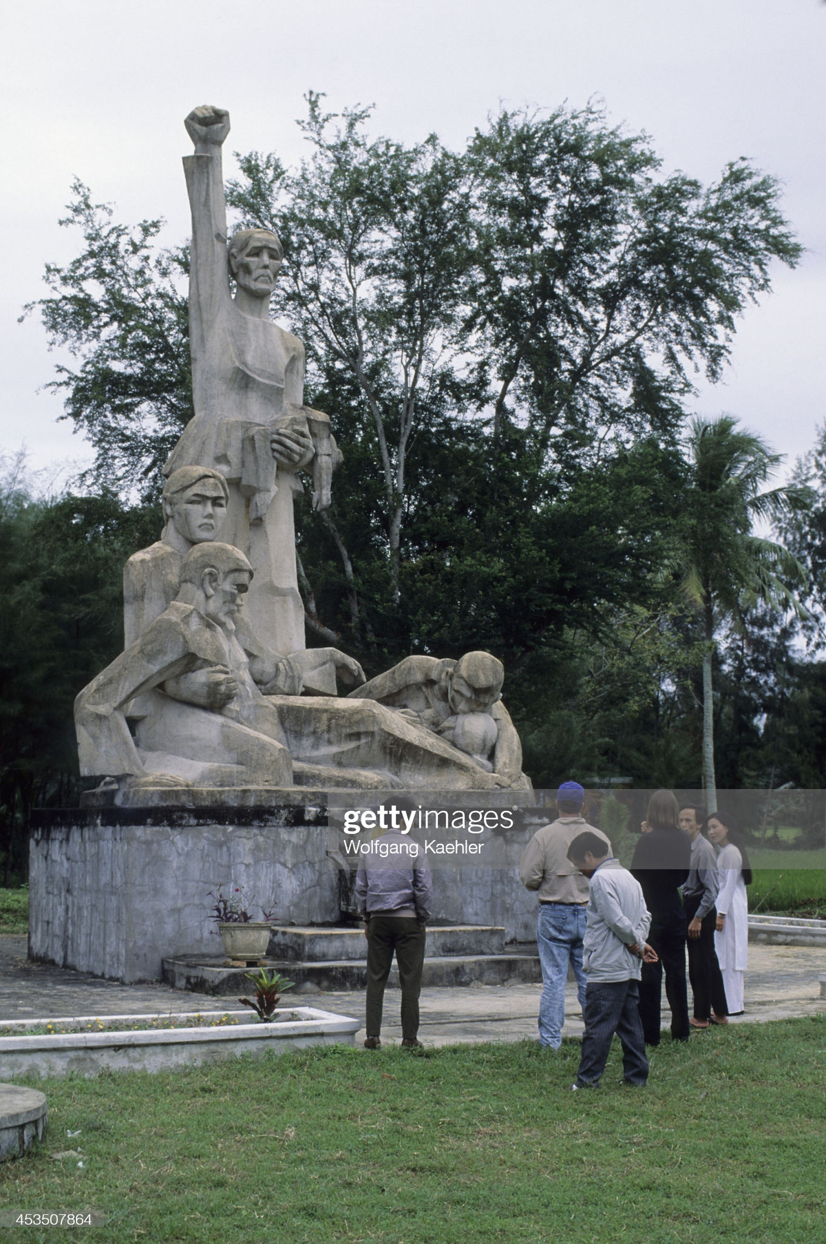 Một nhóm du khách ghé thăm nơi từng xảy ra sự kiện bi thảm năm 1968.