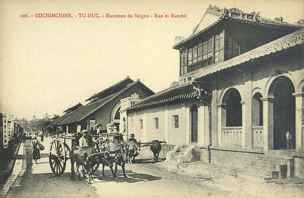 Một bưu thiếp về Sài Gòn đầu thế kỷ 20 với hình ảnh đình Thủ Đức và chợ Thủ Đức ở phía sau. Ngày nay đình Thủ Đức không còn.