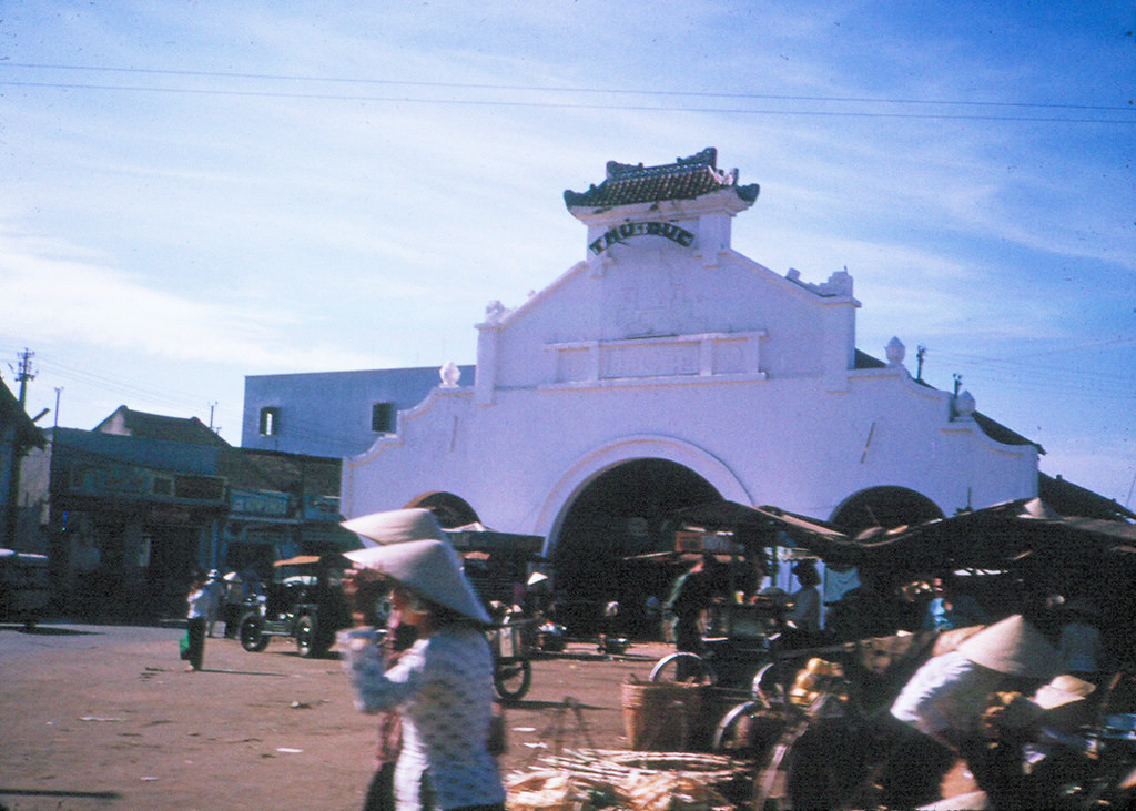 Chợ Thủ Đức năm 1965. Xét trên quy mô và vị trí địa lý, chợ Thủ Đức là một khu chợ lớn và quan trọng của Sài Gòn cũng như toàn Nam Bộ thời xưa. Ảnh: Bud Gross, Jr.