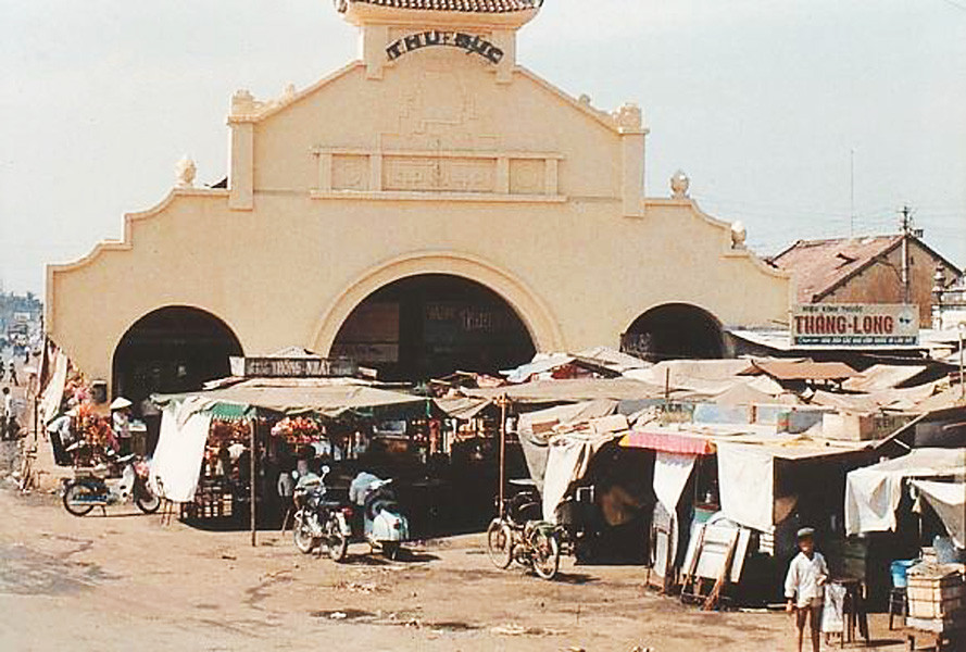 Chợ Thủ Đức thập niên 1960. Theo các tư liệu lịch sử, người lập ra chợ là tiền hiền Tạ Dương Minh, hiệu Thủ Đức, một thương gia người Hoa sống dưới thời vua Minh Mạng.