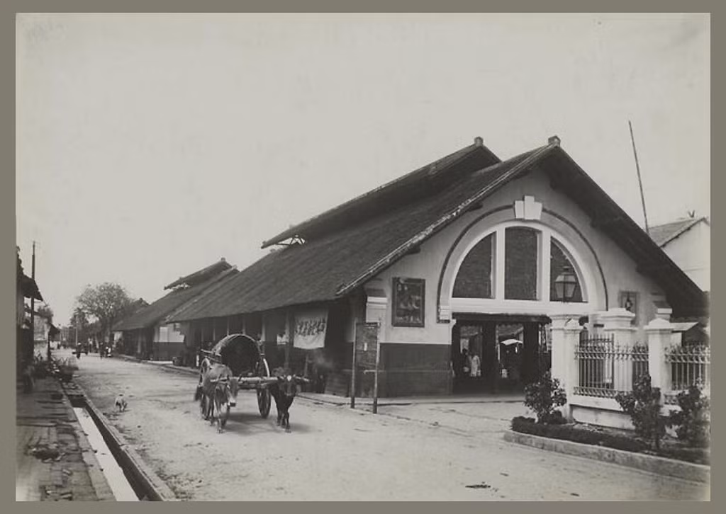 Chợ Thủ Đức trong bức ảnh chụp năm 1929. Đây là một khu chợ cổ gắn liền với sự hình thành và phát triển của vùng đất Thủ Đức từ thuở hoang sơ đến hôm nay.