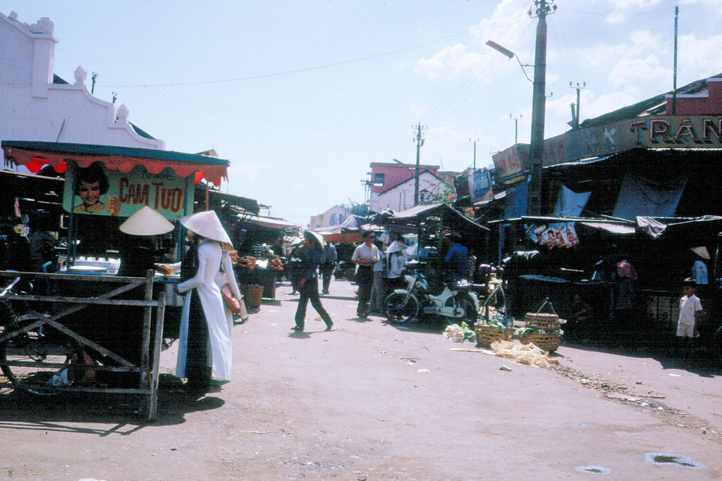 Khu phố bên hông chợ, 1965-1967. Ảnh: Bill Russell.