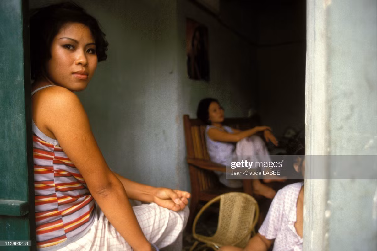 Nữ nhà báo trẻ tại một quán cà phê Hà Nội.