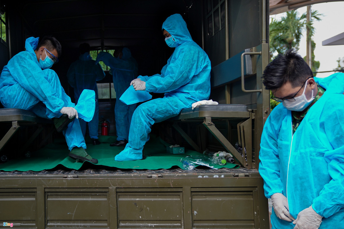 Tro cot cua benh nhan COVID-19 duoc quan doi dua ve tan nha